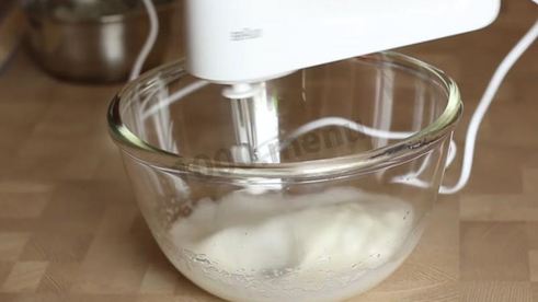 муссовый торт с зеркальной глазурью и яблочным конфи