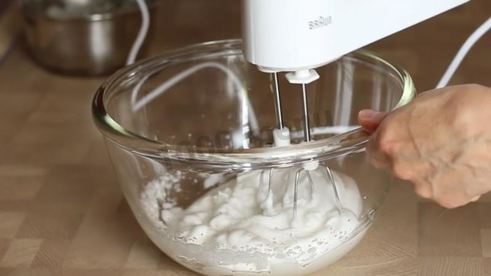 муссовый торт с зеркальной глазурью и яблочным конфи