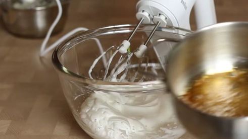 муссовый торт с зеркальной глазурью и яблочным конфи