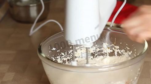 муссовый торт с зеркальной глазурью и яблочным конфи