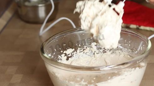 муссовый торт с зеркальной глазурью и яблочным конфи