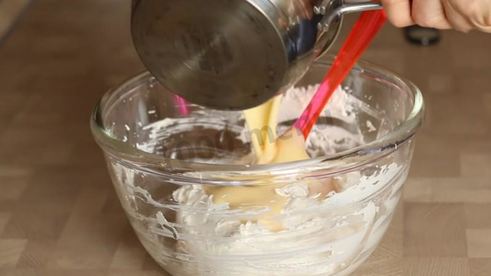 муссовый торт с зеркальной глазурью и яблочным конфи