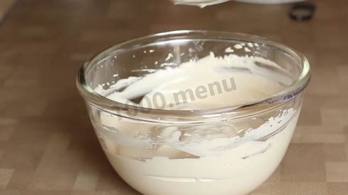 муссовый торт с зеркальной глазурью и яблочным конфи