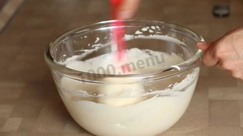 муссовый торт с зеркальной глазурью и яблочным конфи