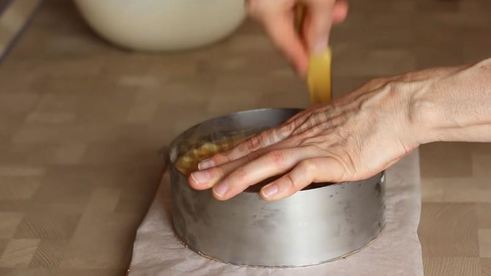 муссовый торт с зеркальной глазурью и яблочным конфи