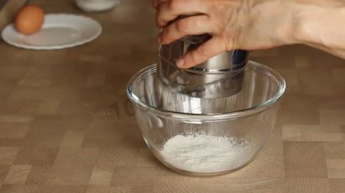 муссовый торт с зеркальной глазурью и яблочным конфи