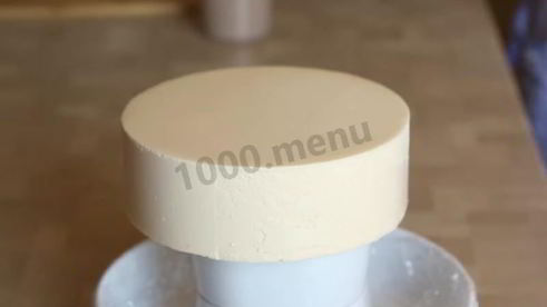 муссовый торт с зеркальной глазурью и яблочным конфи