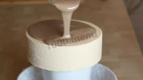 муссовый торт с зеркальной глазурью и яблочным конфи