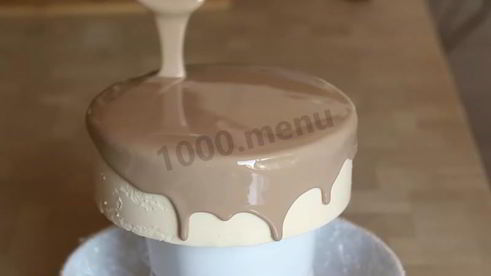 муссовый торт с зеркальной глазурью и яблочным конфи