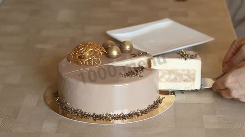 муссовый торт с зеркальной глазурью и яблочным конфи