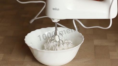 муссовый торт с зеркальной глазурью и яблочным конфи