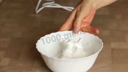 муссовый торт с зеркальной глазурью и яблочным конфи