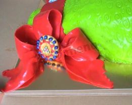 Праздничный бант из мастики на торт