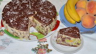 Шоколадный торт с фруктами