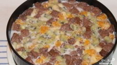 шоколадный торт с фруктами