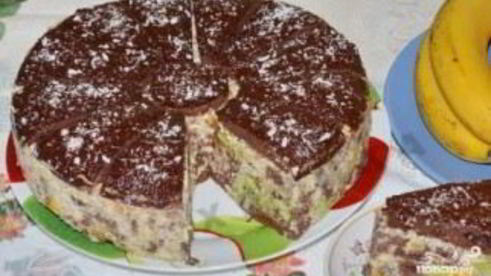 шоколадный торт с фруктами