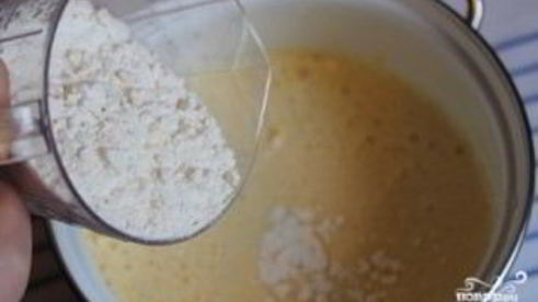 шоколадный торт с фруктами