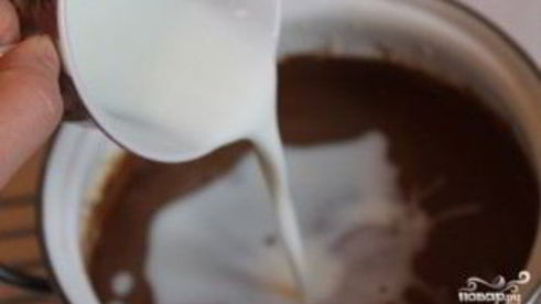 шоколадный торт с фруктами