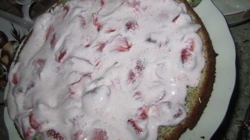 торт клубнично-маковый