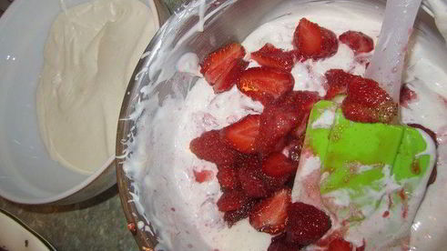 торт клубнично-маковый