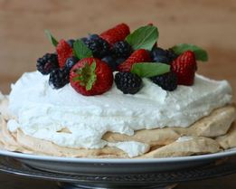 Торт Павлова со смородиной