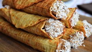 Банановые вафли с кремом из фиников и орехов