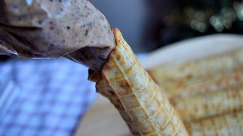 банановые вафли с кремом из фиников и орехов