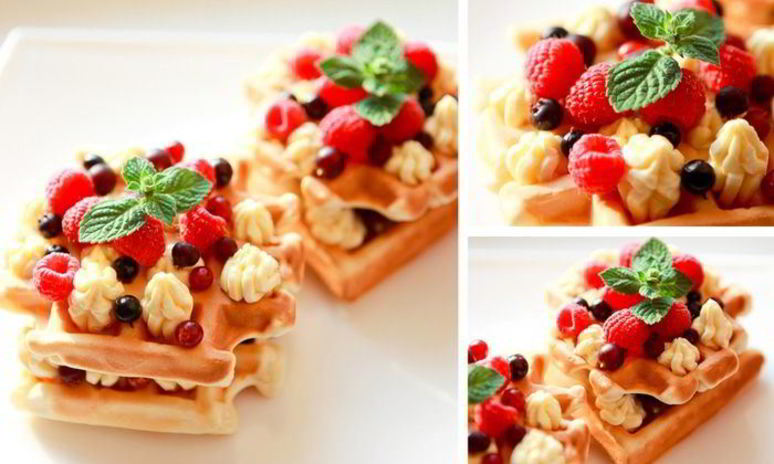Рецепт бельгийских вафель с ягодами и взбитыми сливками
