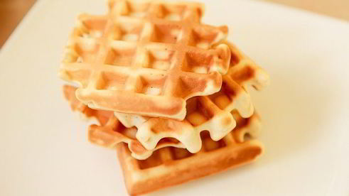 бельгийские вафли с ягодами и взбитыми сливками