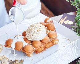 Гонконгские вафли с кунжутным мороженым и сливочно-имбирным соусом