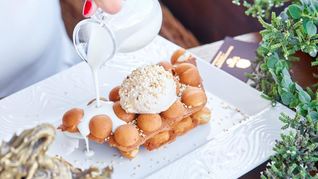 Гонконгские вафли с кунжутным мороженым и сливочно-имбирным соусом