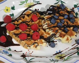 Шафранные вафли под шоколадным соусом