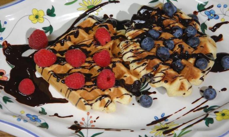 Рецепт шафранных вафель под шоколадным соусом