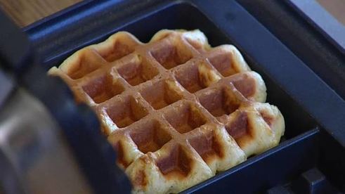 шафранные вафли под шоколадным соусом