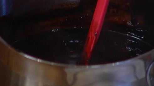 шафранные вафли под шоколадным соусом