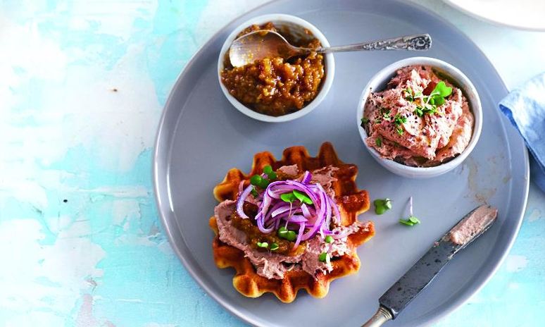 Рецепт вафель на простокваше с изюмом и паштетом из куриной печенки