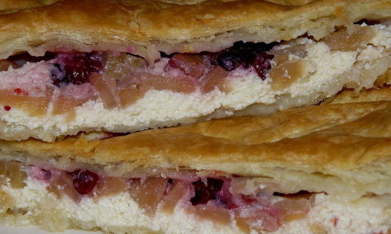 Рецепт выпечки из слоеного дрожжевого теста с творогом