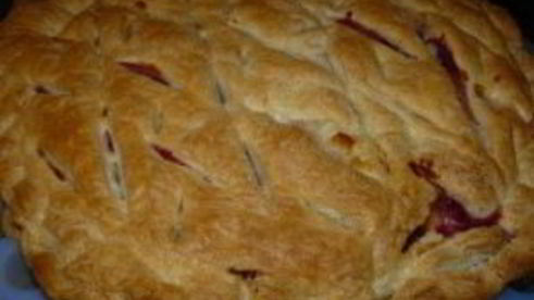 выпечка из слоеного дрожжевого теста с творогом