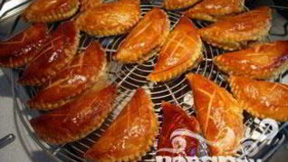 Яблочные конвертики с миндалем и изюмом