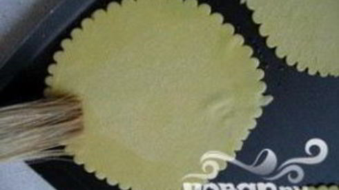 яблочные конвертики с миндалем и изюмом