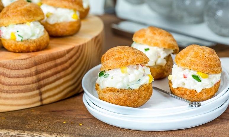 Рецепт профитролей с начинкой из крабового салата