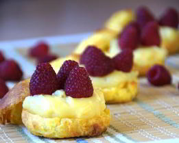 Профитроли с заварным кремом и малиной