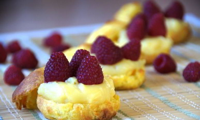 Рецепт профитролей с заварным кремом и малиной