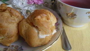 Эклеры с творожным кремом и жареными яблоками