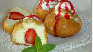 Эклеры с заварным творожным кремом и клубникой