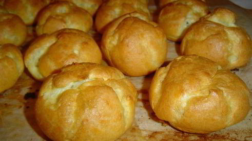 эклеры с заварным творожным кремом и клубникой