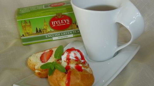 эклеры с заварным творожным кремом и клубникой