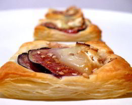 Закусочные слойки с инжиром и камамбером