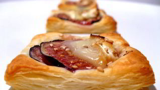 Закусочные слойки с инжиром и камамбером