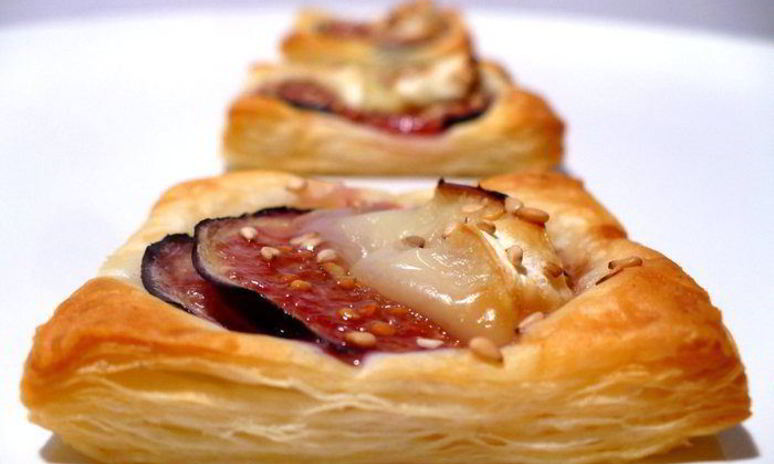 Рецепт закусочных слоек с инжиром и камамбером